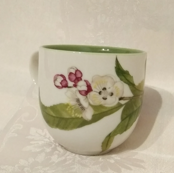Large, Pretty Porcelain Cup - Picture 5 of 6